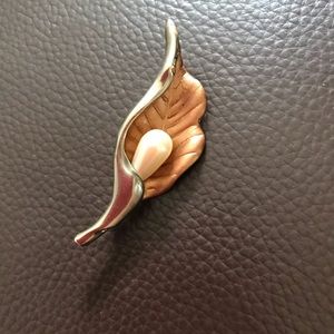 ☃️☃️NWOT Vintage Brooch in Brass/Silver/Perl Tones, 3”